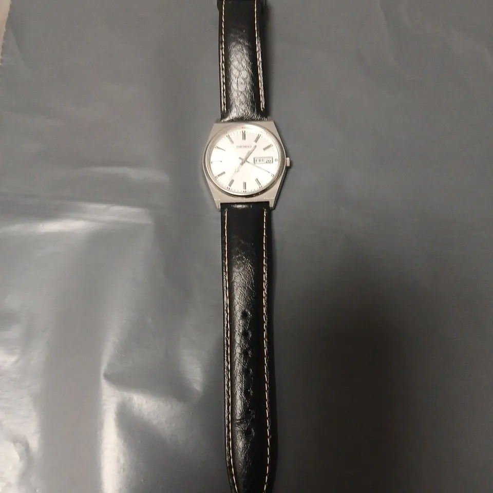 UNBOXED SEIKO SILVER DIAL WATCH WITH BLACK LEATHER STRAP