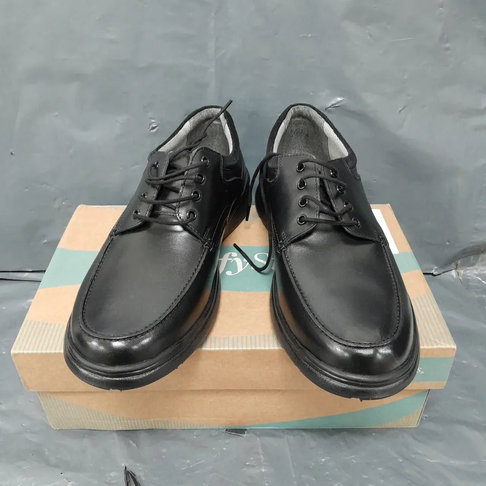 BOXED PAIR OF COMFY STEPS LACE UP SHOES IN BLACK - 10