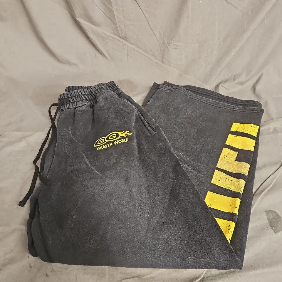 GRAVEIL WIDE DEG SWEATPANTS IN WASHED BLACK/YELLOW SIZE M