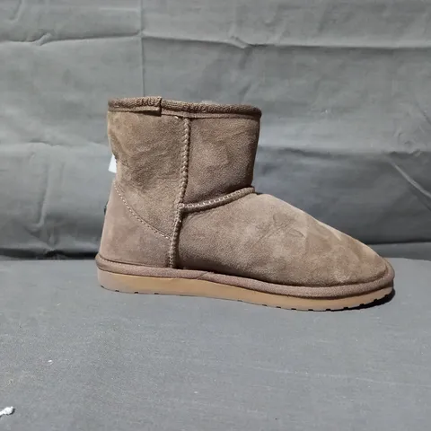 PAIR OF EMU AUSTRALIA WATER RESISTANT BOOTS IN MUSHROOM SIZE 6