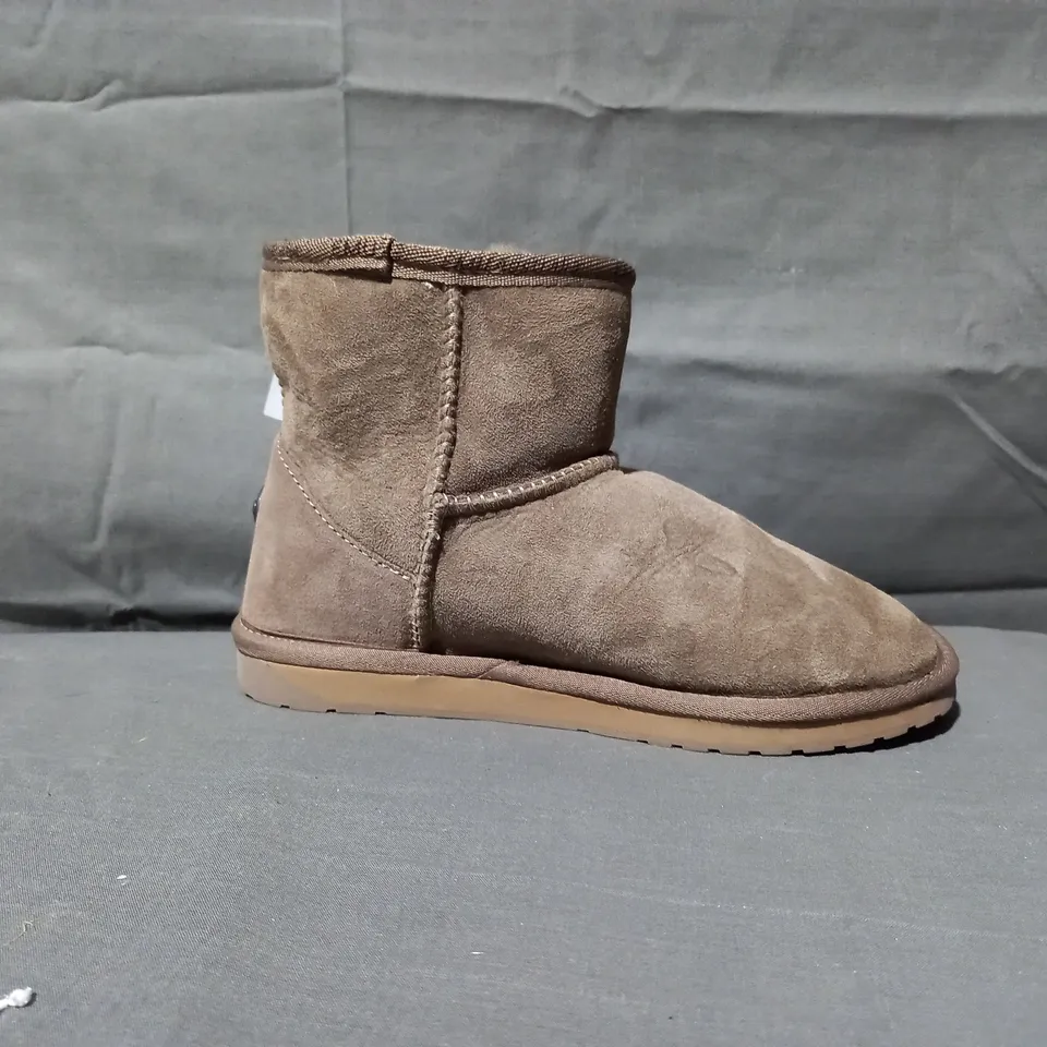 PAIR OF EMU AUSTRALIA WATER RESISTANT BOOTS IN MUSHROOM SIZE 6