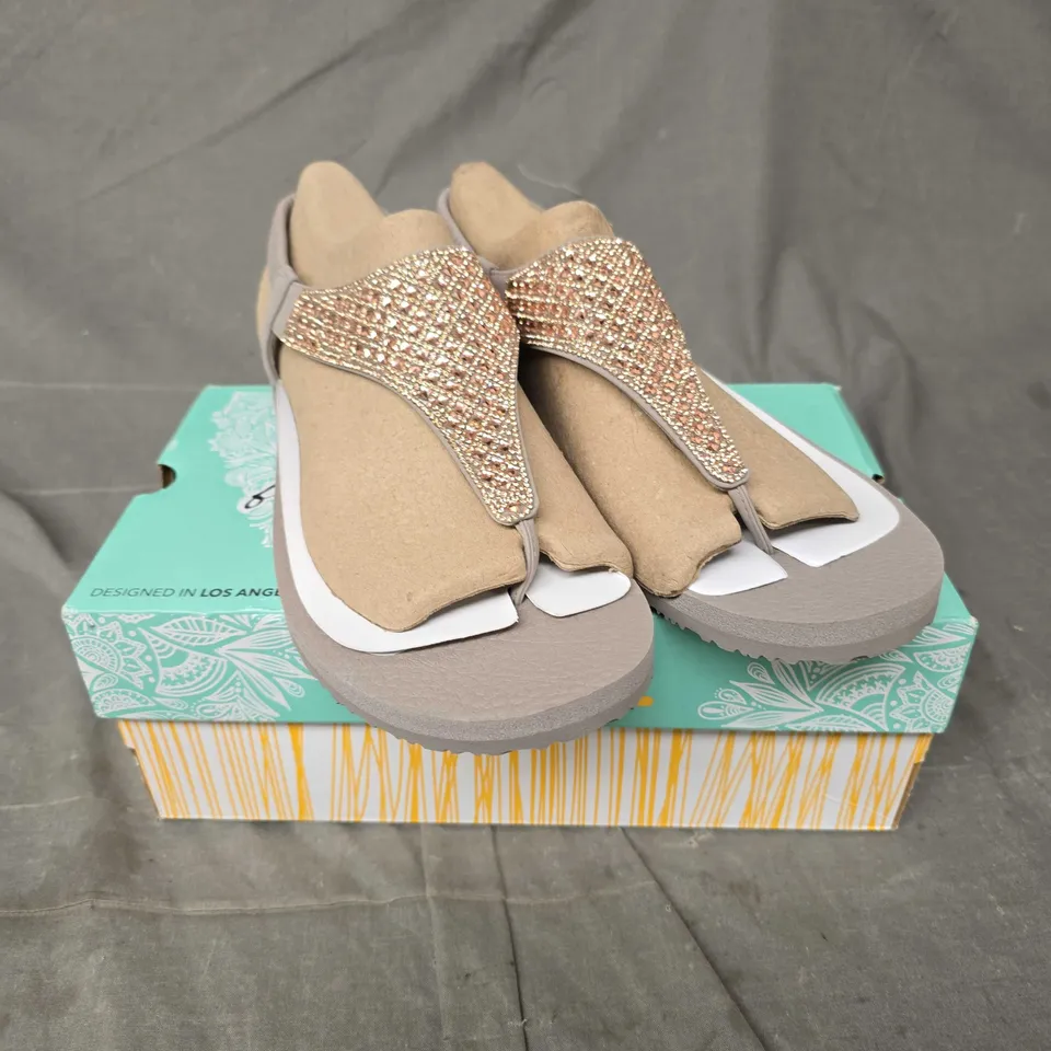 BOXED PAIR OF SKECHERS ROCKSTAR SANDALS - 8