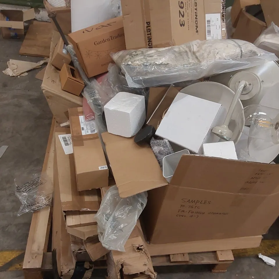 PALLET CONTAINING A VERY LARGE QUANTITY OF ASSORTED GARDEN/HOME FURNITURE AND DECORATION PARTS