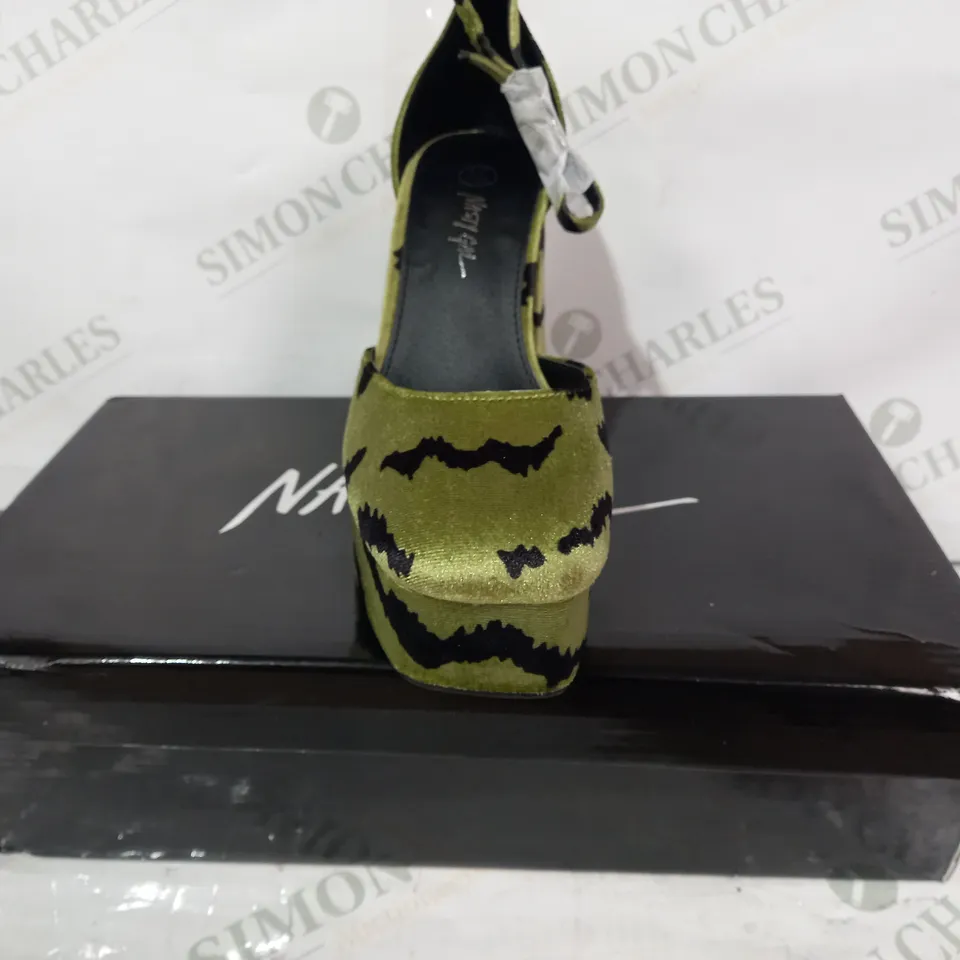 BOXED PAIR OF NASTY GAL ZEBRA VELVET PLATFORM BLOCK HEELS IN GREEN SIZE 3