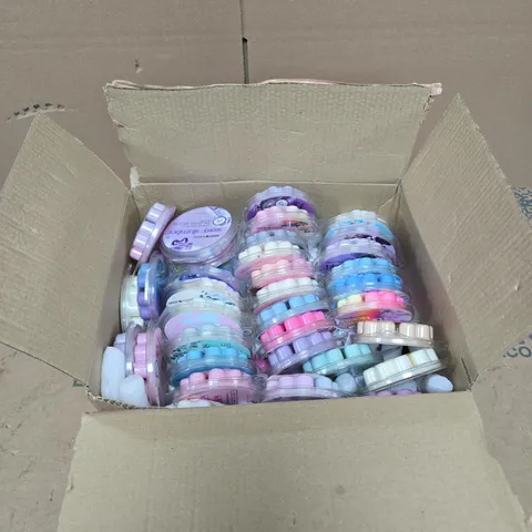 BOX OF APPROXIMATELY 30 ASSORTED SASSY SCENTS WAX MELTS TO INCLUDE BURNING COSMOS, SUGAR GLOW, BLACKBERRY TWILIGHT ETC