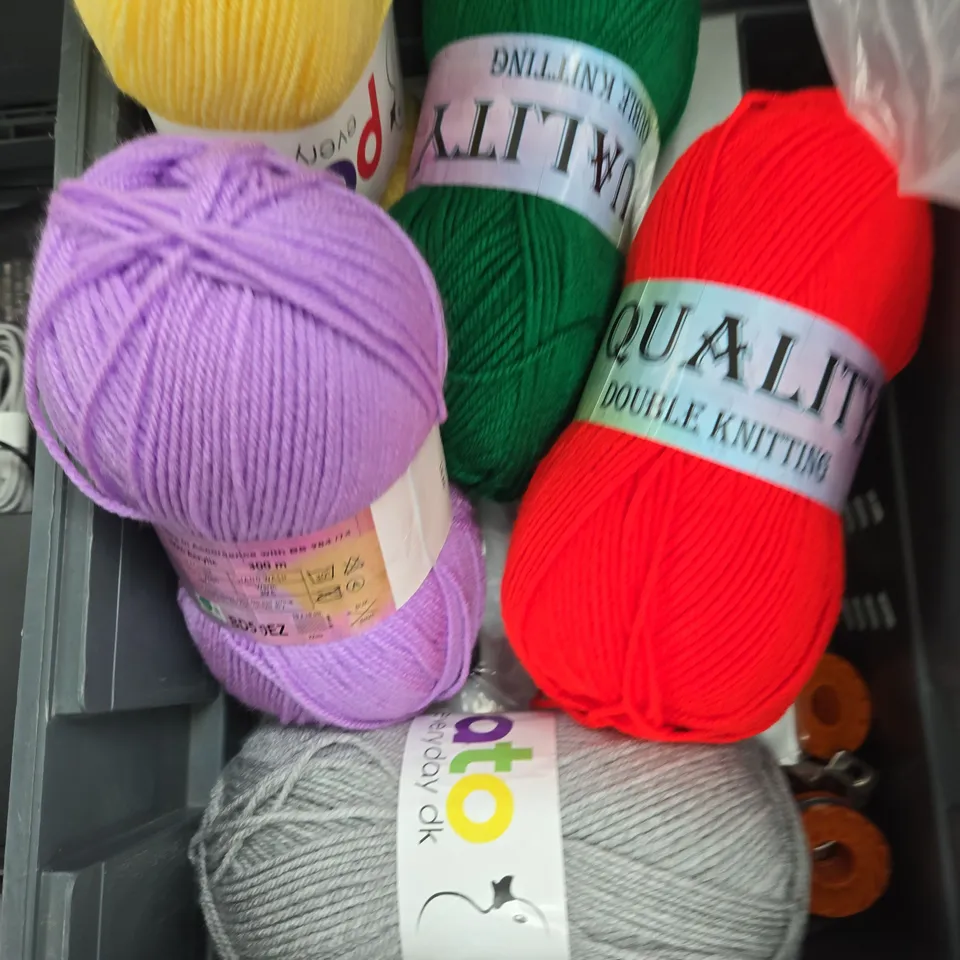APPROXIMATELY 10 ASSORTED HOUSEHOLD PRODUCTS TO INCLUDE SCOURERS, YARN, LIGHT SWITCH ETC 