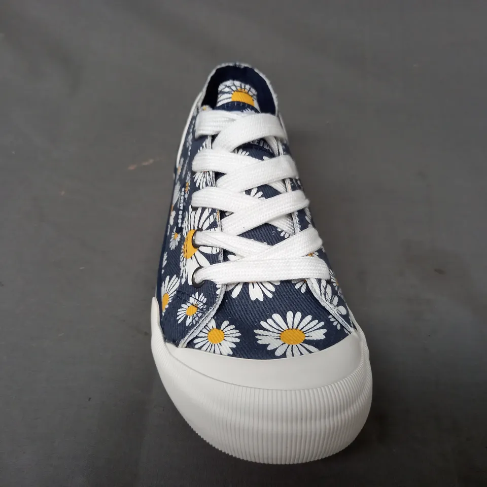 BOXED PAIR OF ROCKET DOG SHOES IN NAVY W. DAISY PATTERN UK SIZE 5
