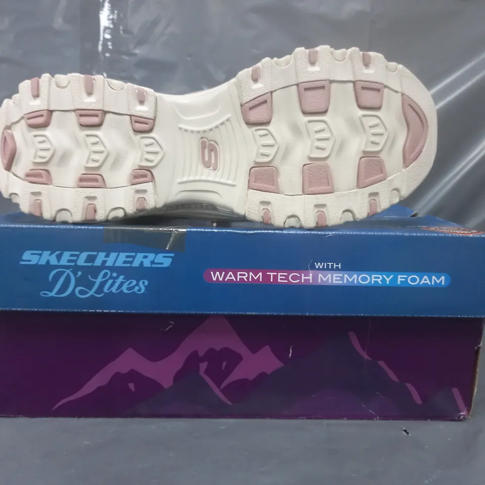 BOXED PAIR OF SKECHERS D'LITES BOOTS IN BLUSH SIZE 6 (2 LEFT SHOES)