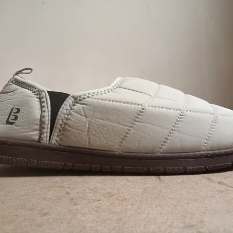 BOXED PAIR OF LONGBAY OUTDOOR SLIPPERS IN BEIGE SIZE UK 11