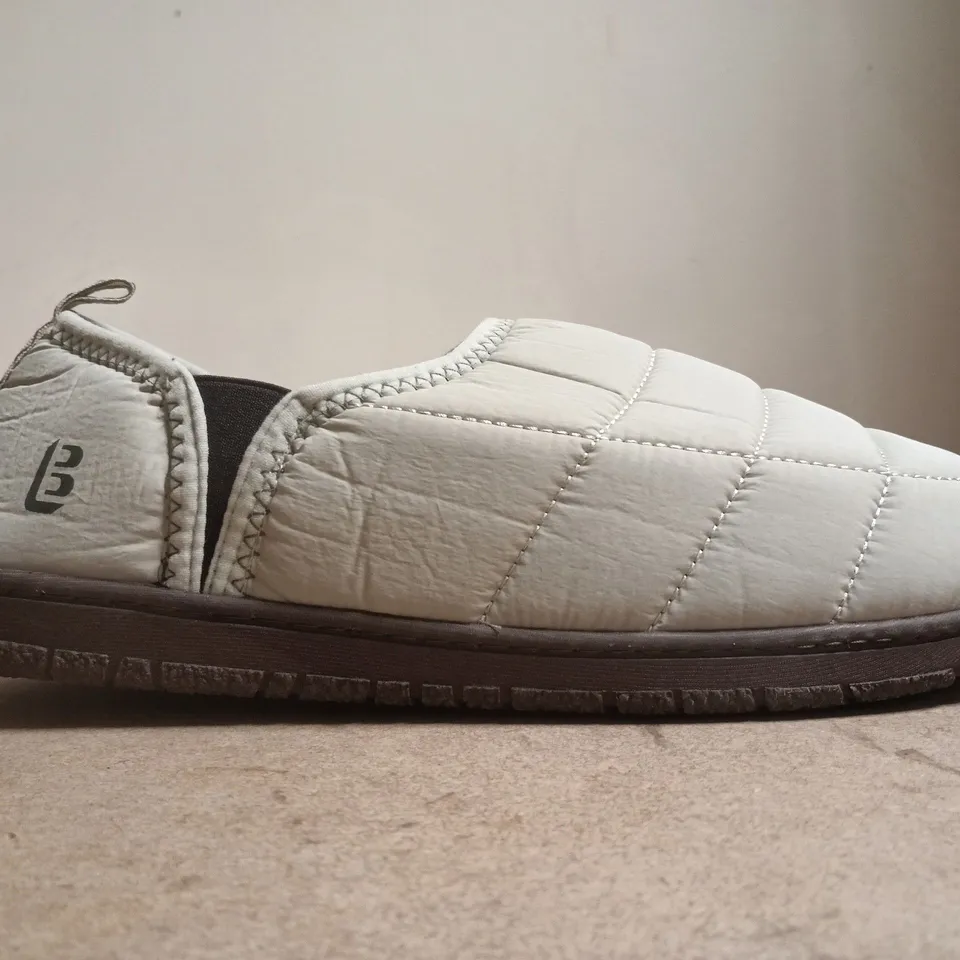 BOXED PAIR OF LONGBAY OUTDOOR SLIPPERS IN BEIGE SIZE UK 11