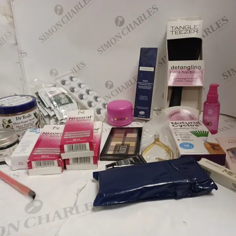 APPROXIMATELY 20 ASSORTED HEALTH AND BEAUTY PRODUCTS INCLUDING TANGLE TEEZER, NIZORAL, MAYBELLINE