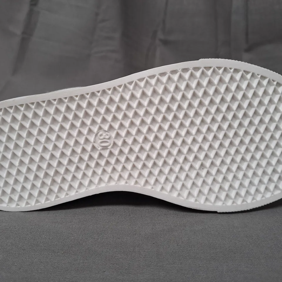 BOXED PAIR OF DESIGNER KIDS CANVAS SLIP-ON SHOES IN WHITE EU SIZE 30