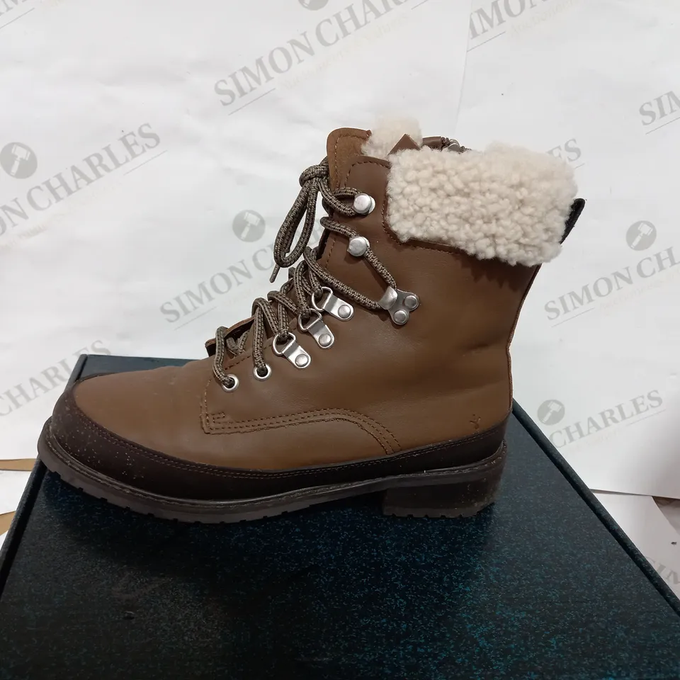 BOXED PAIR OF EMU OAK ZIPPED ANKLE BOOTS  - SIZE 5