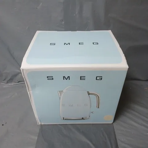 BOXED SMEG 50S STYLE KETTLE IN CREAM