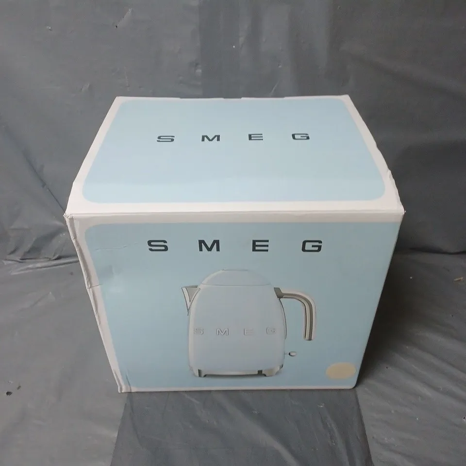BOXED SMEG 50S STYLE KETTLE IN CREAM