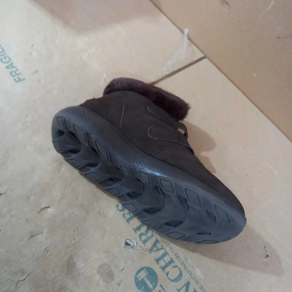 SKETCHER DARK BROWN DESIGNER STYLE BOOTS SIZE 5 AND A HALF 