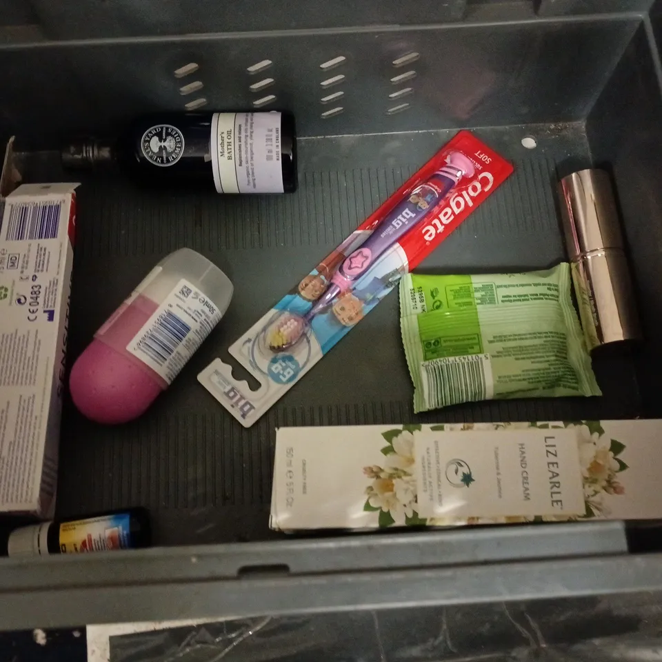 LOT OF APPROXIMATELY 23 ASSORTED HEALTH AND BEAUTY ITEMS TO INCLUDE COLGATE, CAEMEX AND CLINIQUE