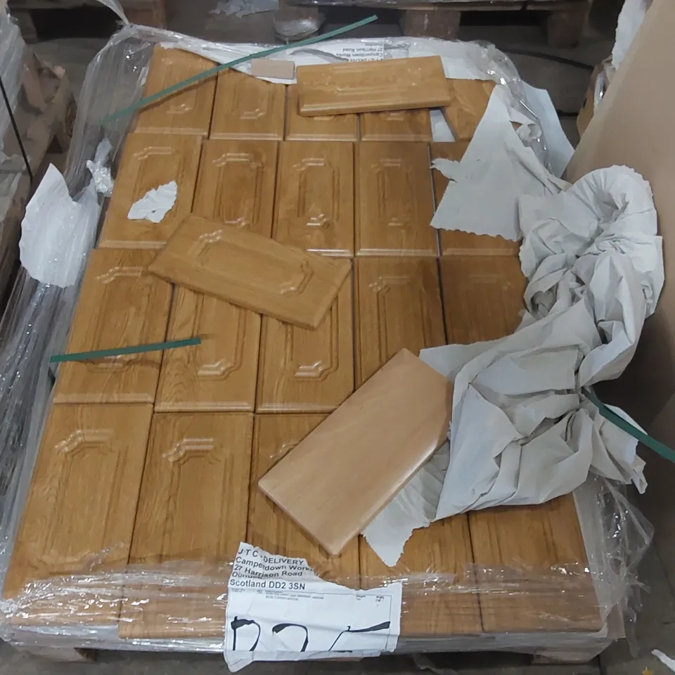 PALLET OF LARGE QUANTITY OF KITCHENS/BEDROOM REPLACEMENT CABINET DOOR/DRAWER/END PANELS IN ASSORTED SIZES