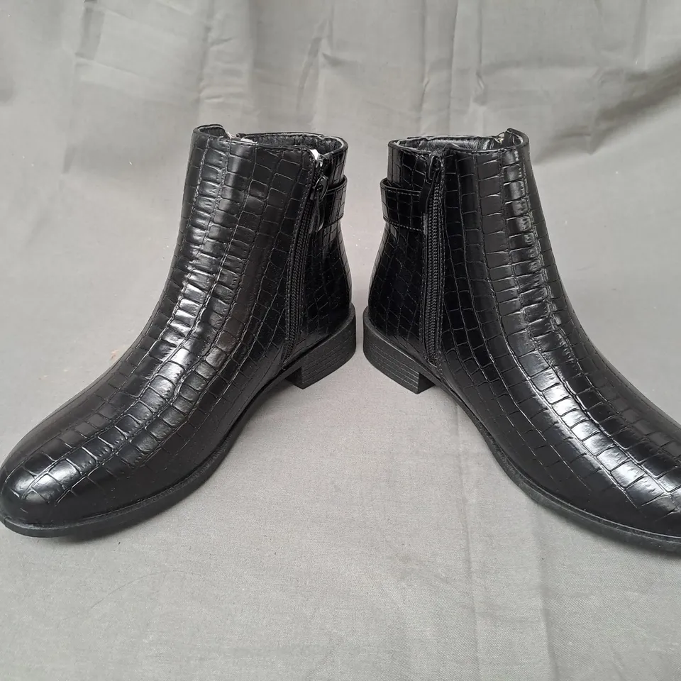 BOXED PAIR OF SOLE ANKLE BOOTS IN BLACK SIZE 3