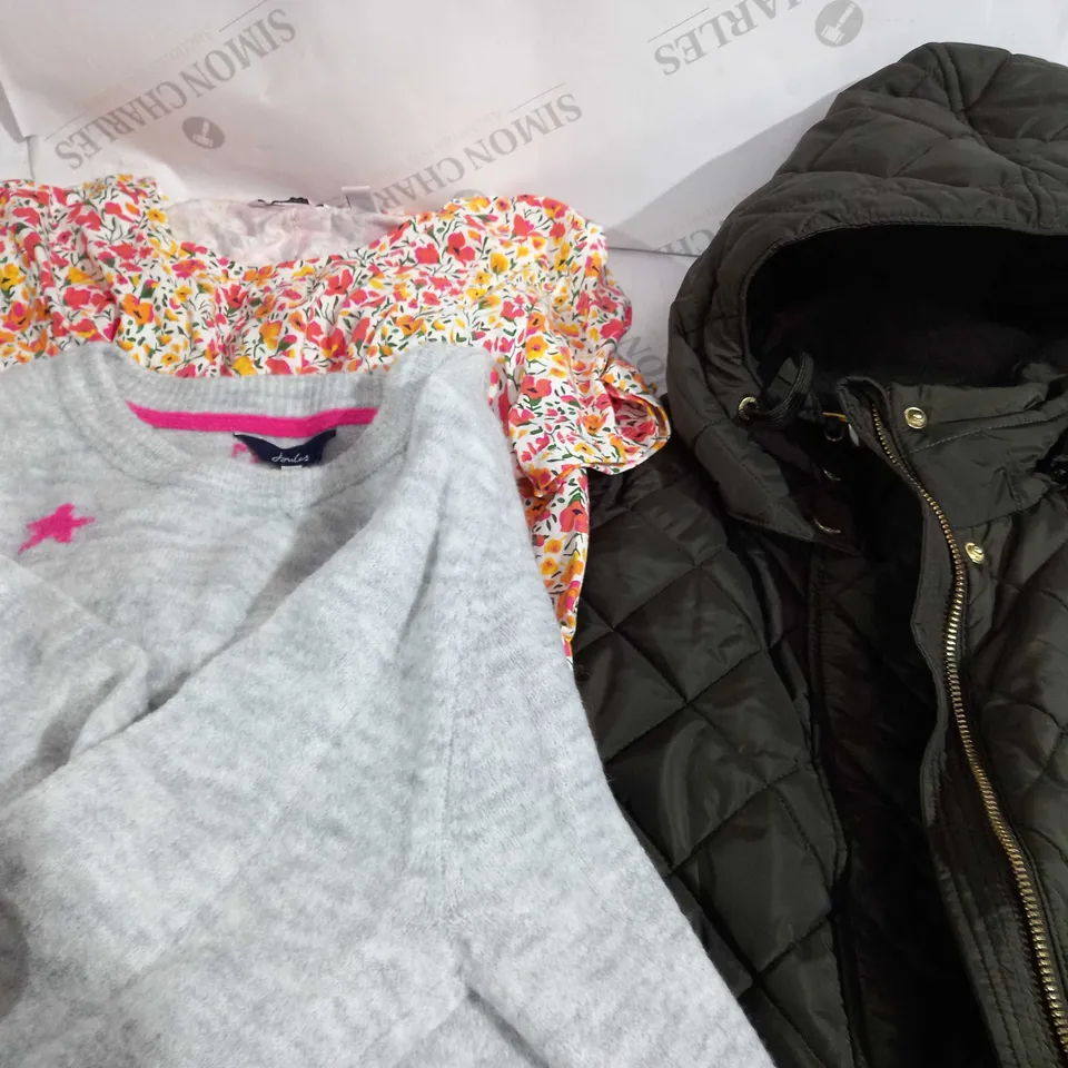 BOX OF APPROX 30 ASSORTED CLOTHING ITEMS TO INCLUDE - D&CO - CUDDLDUDS - KIM&CO ECT