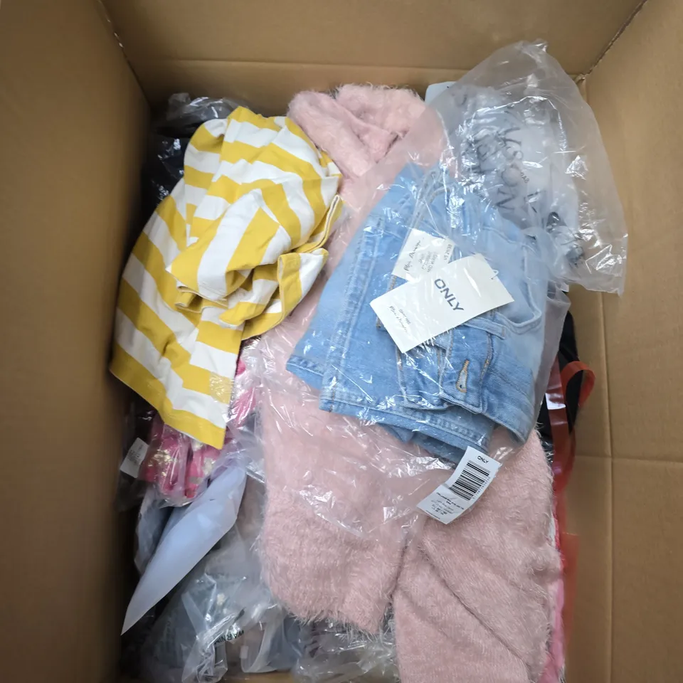 LARGE BOX OF APPROXIMATELY 20 ASSORTED CLOTHING ITEMS IN VARIOUS SIZES, STYLES AND COLOUR 