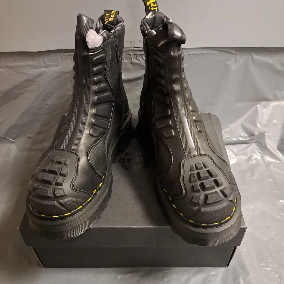 BOXED PAIR OF DR MARTENS PROTECT KINSLEY TUMBLE BOOTS IN BLACK RUBBER GRAINED LEATHER SIZE UK 6