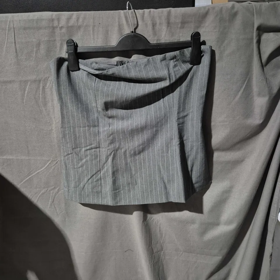 MANGO (MNG) WOMEN’S GREY PINSTRIPE SKIRT – UK SIZE L