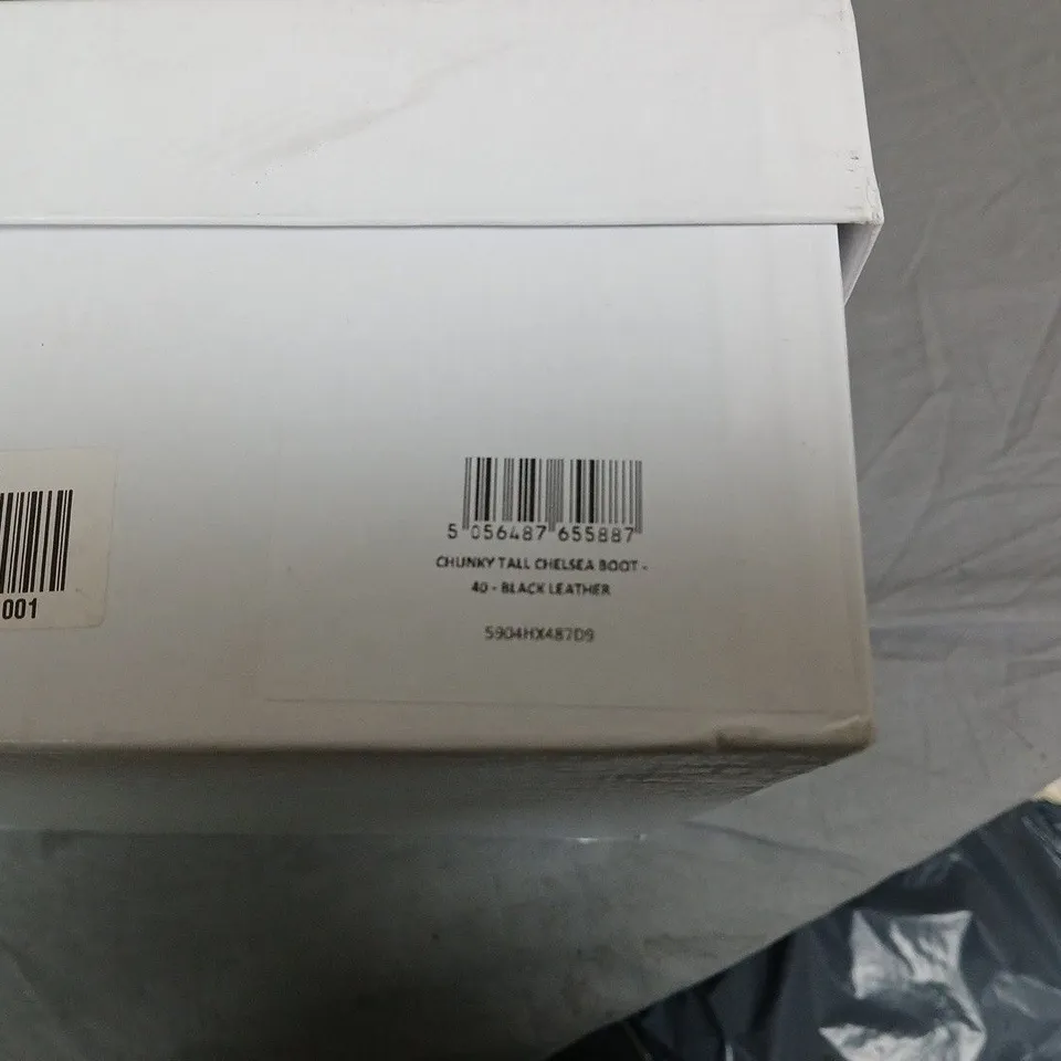 BLACK LEATHER CHUNKY TALL CHELSEA BOOTS - 40