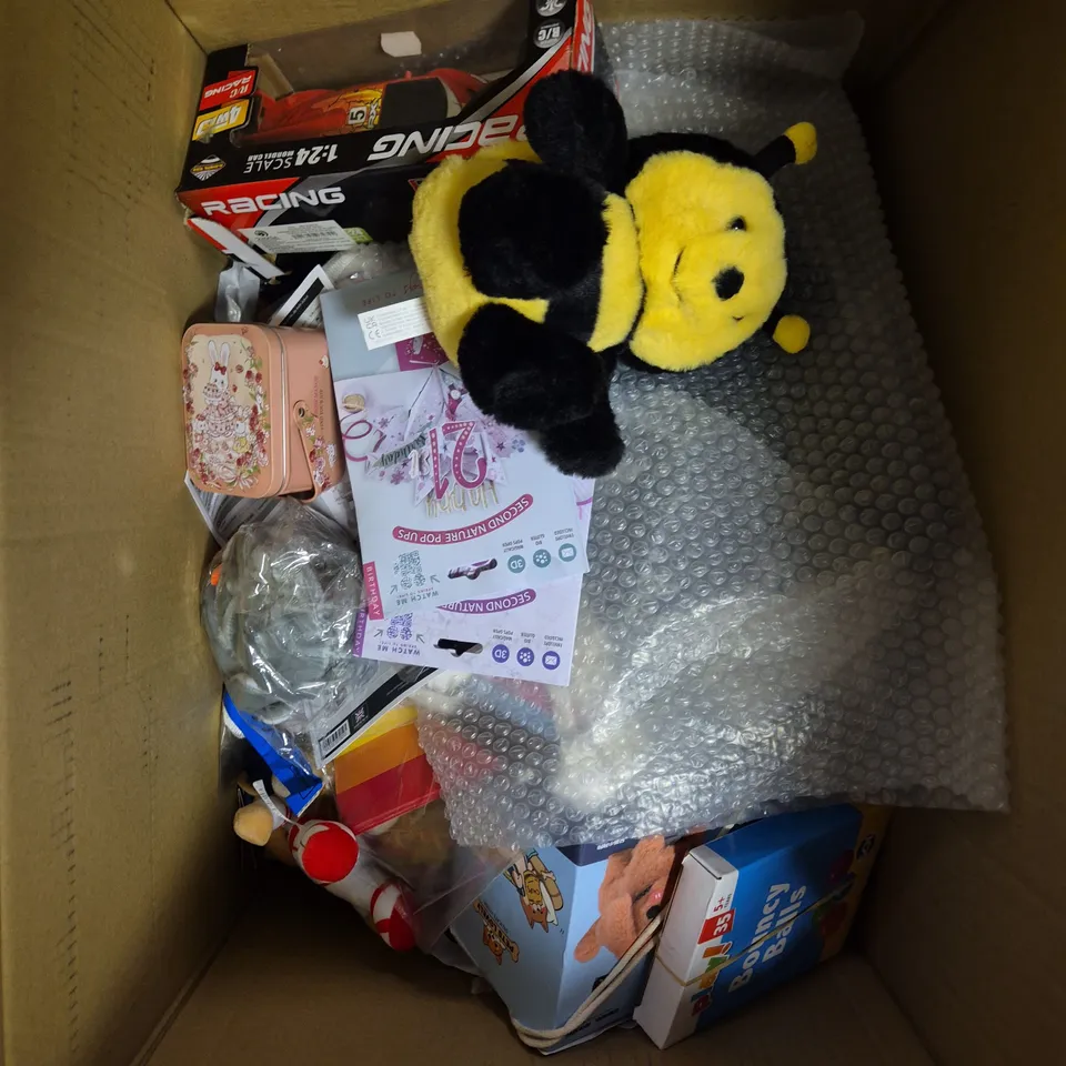 APPROXIMATELY 20 ASSORTED TOYS & GAMES TO INCLUDE PLUSH TOYS, BOUNCY BALLS, RC CAR ETC  