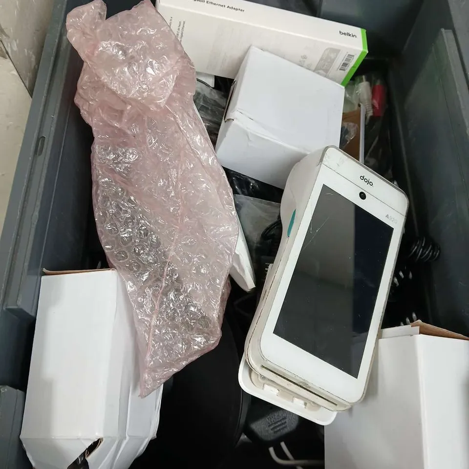 TOTE OF APPROXIMATELY 15 ELECTRICAL ITEMS TO INCLUDE - REMOTE CONTROLS - POWER CABLES - EE WIFI HUB