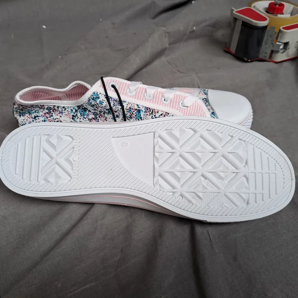 BOX OF APPROXIMATLY 10 FLAT FLOWER SHOES IN VARIOUS SIZE