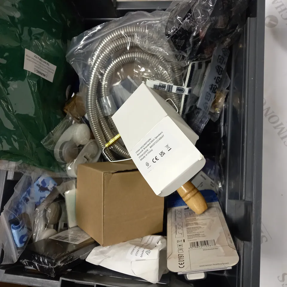 LOT OF APPROX 20 HOUSEHOLD ITEMS TO INCLUDE DRYWIPE MARKERS, REPAIR KIT AND BACARDI SPEAKER