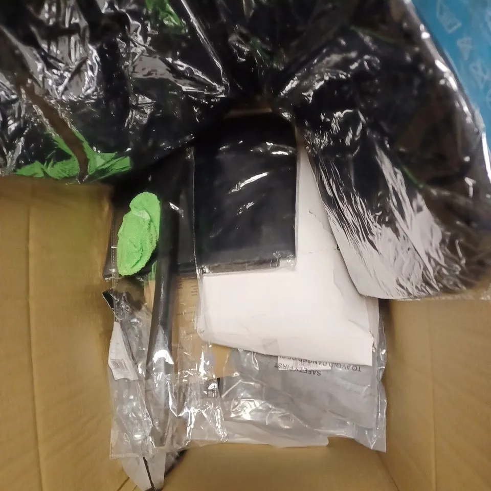 APPROXIMATELY 10 ASSORTED HOUSEHOLD PRODUCTS TO INCLUDE PET CUSHION, PROTECTIVE GLOVES, HOT WATER BOTTLE ETC 