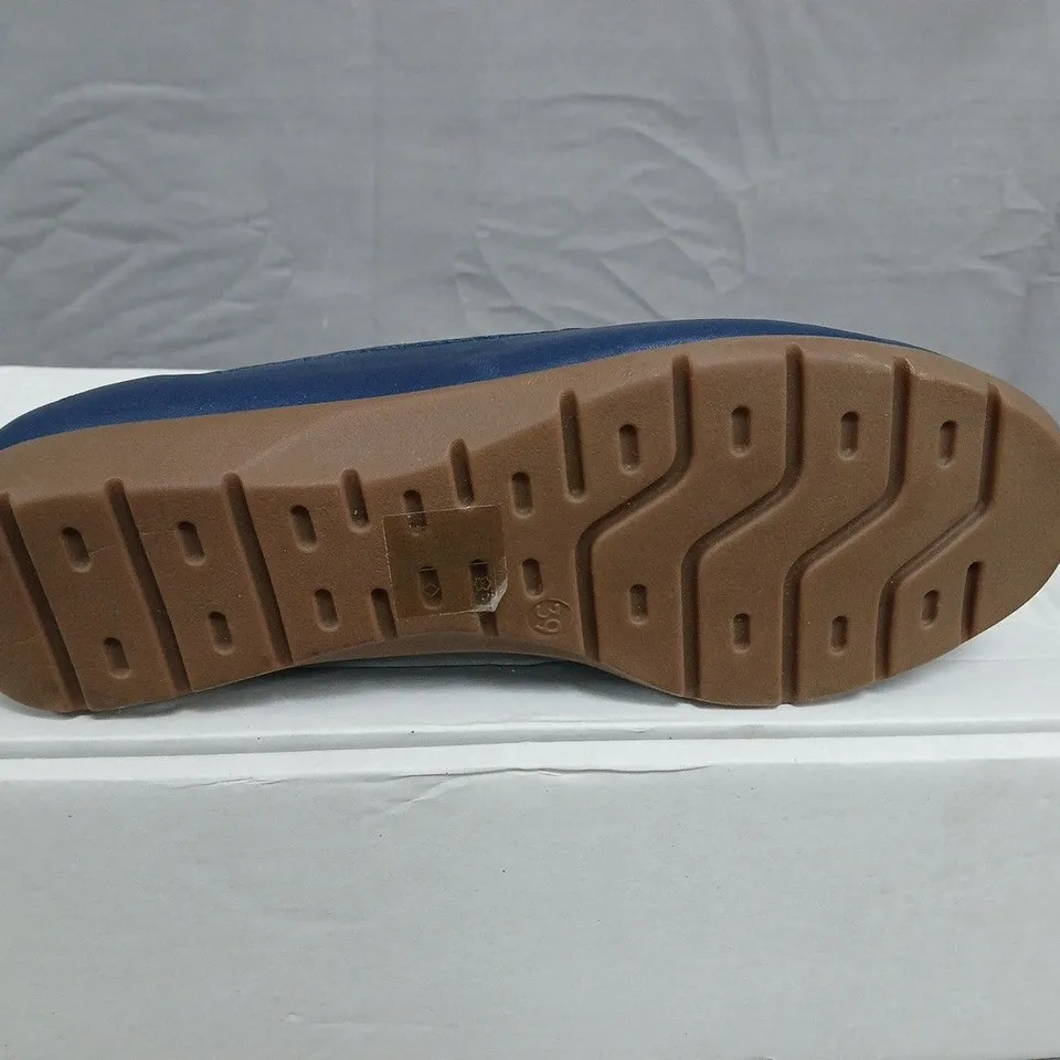 BOXED PAIR OF HUSH PUPPIES  BLUE LEATHER TASSEL LOAFERS - SIZE 39