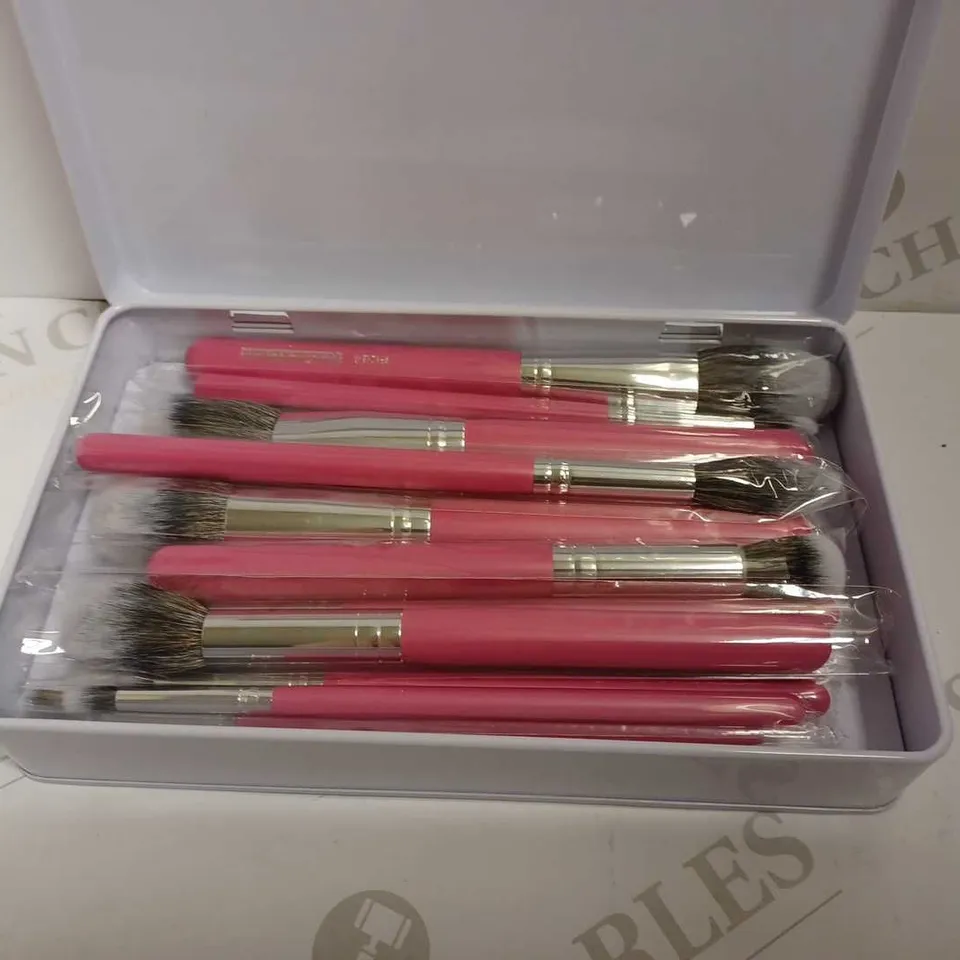 PEACHES AND CREAM TIN OF ASSORTED MAKE UP BRUSHES