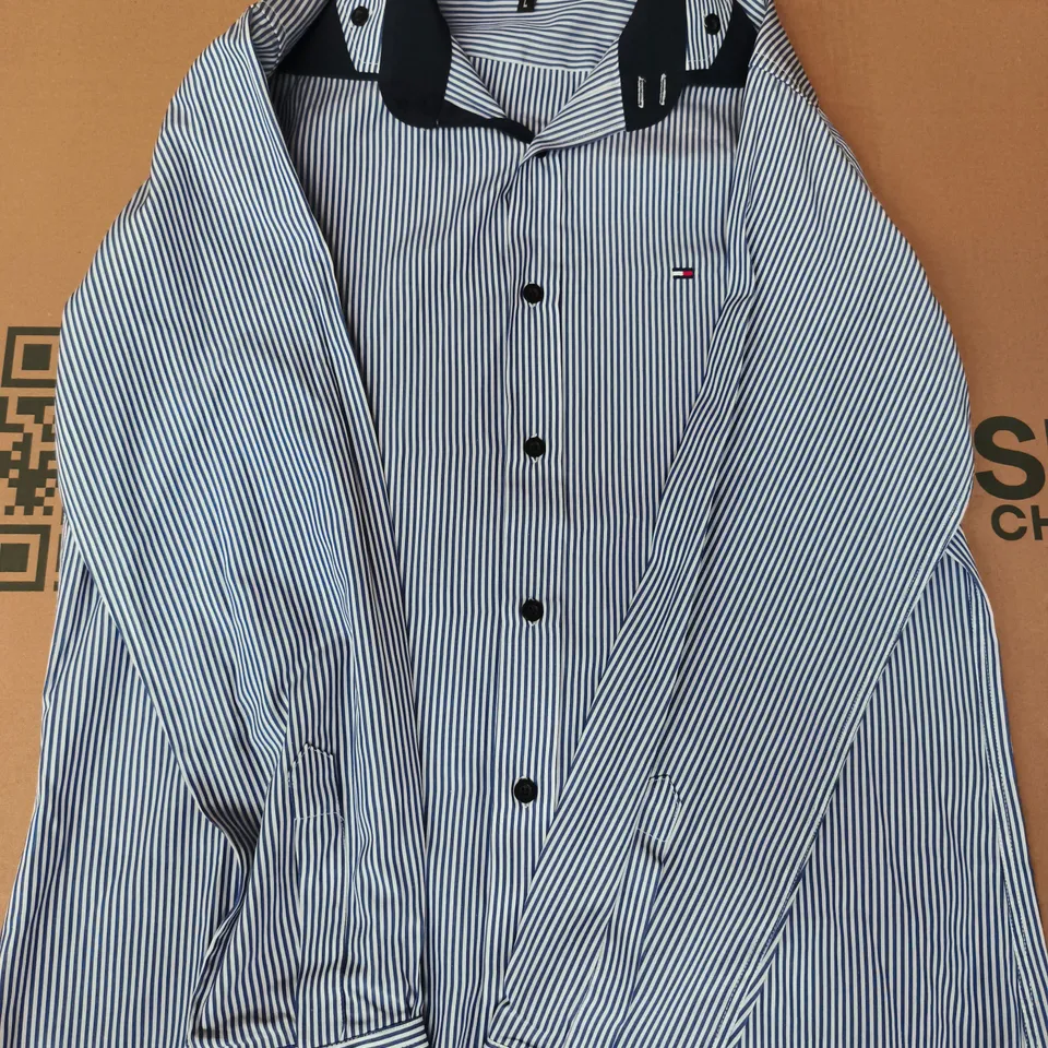 TOMMY HILFIGER BUTTON-UP STRIPE SHIRT IN BLUE SIZE LARGE