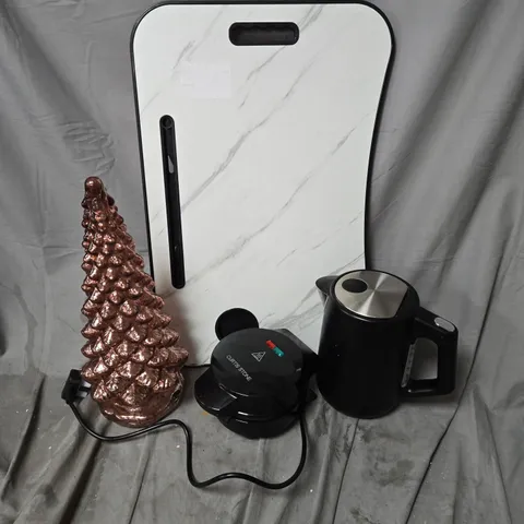 APPROXIMATELY 12 ASSORTED ITEMS TO INCLUDE WAFFLE MAKER, KETTLE, FOLDOUT TRAY, ETC - COLLECTION ONLY