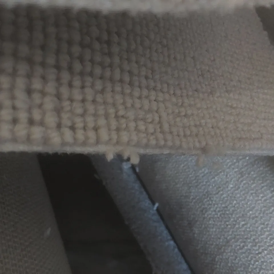 ROLL OF QUALITY ROMNEY WINCHELSEA CARPET - APPROXIMATELY 5 x 30.99m