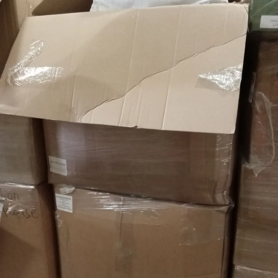 PALLET CONTAINING A LARGE QUANTITY OF BEDDING PRODUCTS