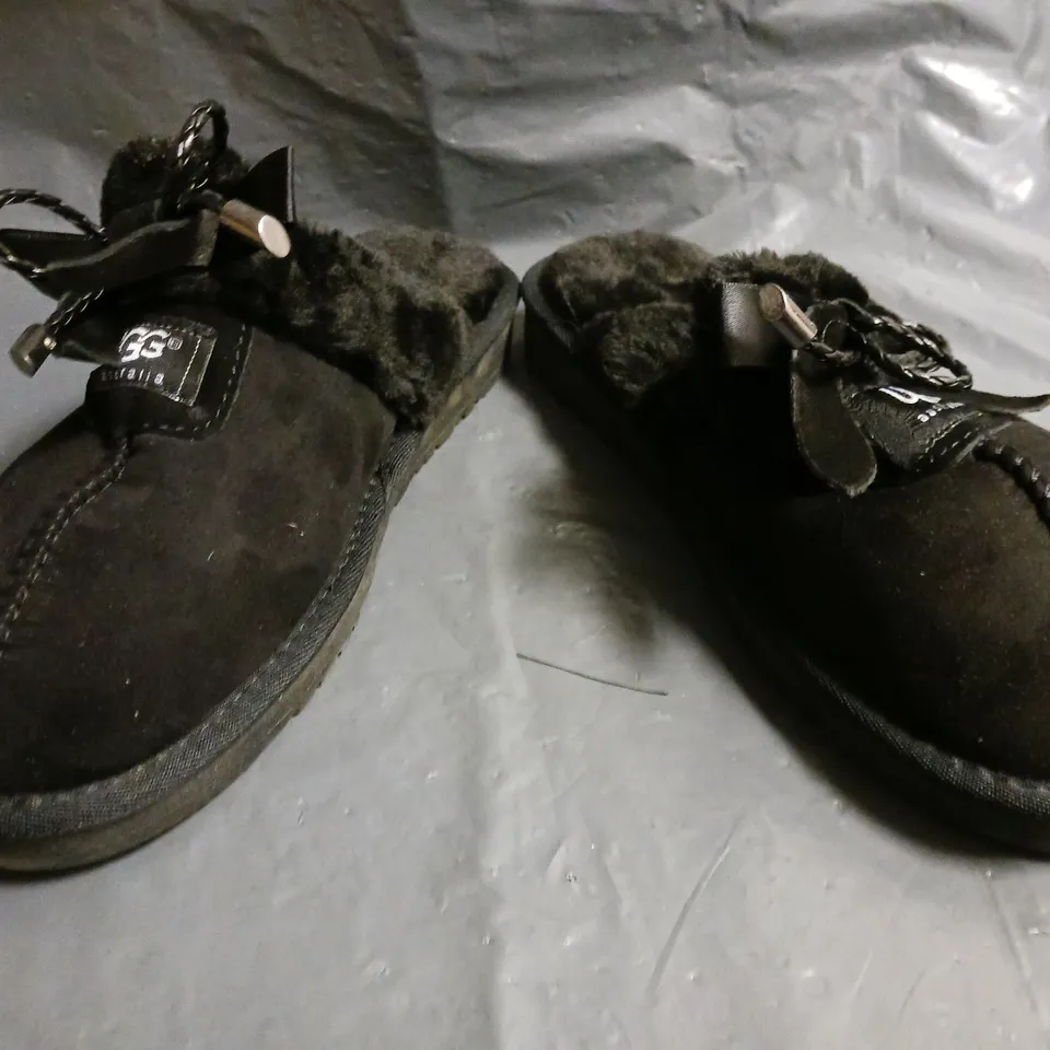 BOXED PAIR OF UGG SHOES IN BLACK SIZE 6