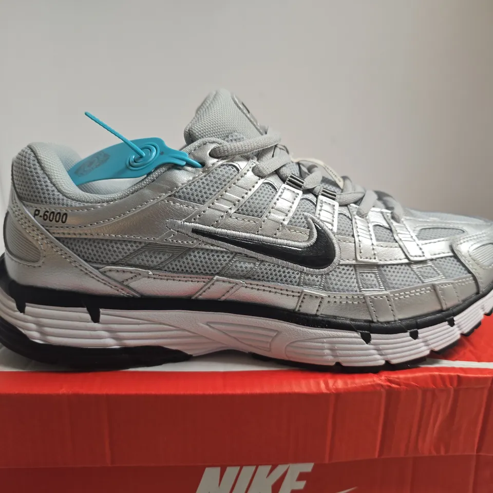 BOXED PAIR OF NIKE P-6000 TRAINERS – MEN'S UK 7.5