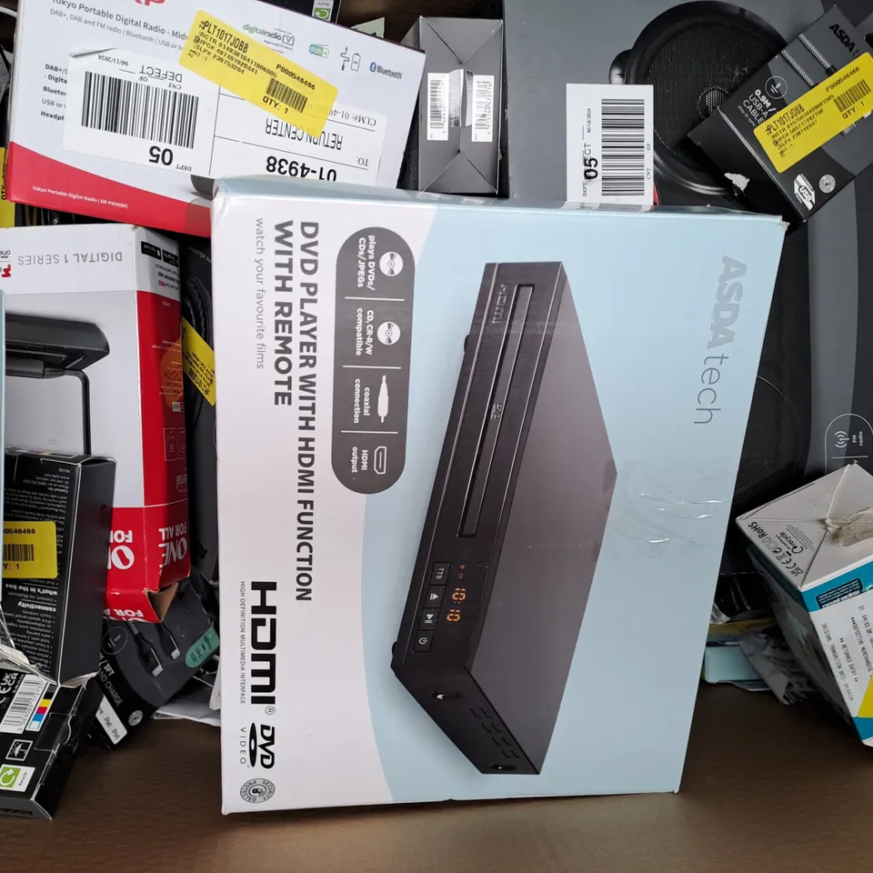 BOX OF APPROXIMATELY 30 ASSORTED ELECTRICAL ITEMS TO INCLUDE FIRE TV STICK, LIGHT BAR, HDMI CABLE, ETC