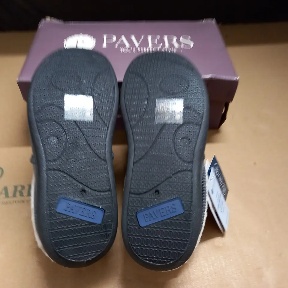 BOXED PAIR OF PAVERS GREY MEMORY FOAM SLIPPERS - 6(39)
