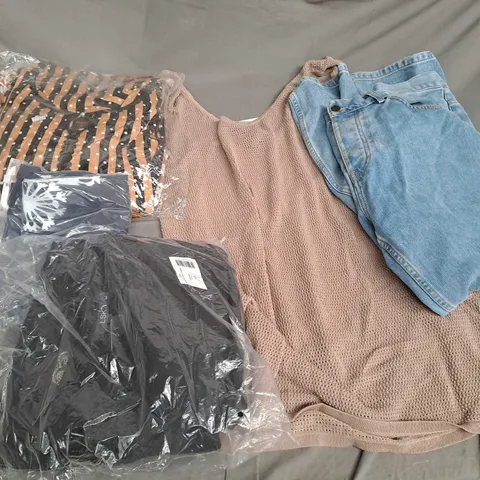 APPROXIMATELY 25 ASSORTED CLOTHING ITEMS IN VARIOUS SIZES TO INCLUDE JEANS, DRESSES, TOPS, ETC