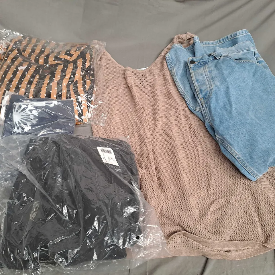 APPROXIMATELY 25 ASSORTED CLOTHING ITEMS IN VARIOUS SIZES TO INCLUDE JEANS, DRESSES, TOPS, ETC