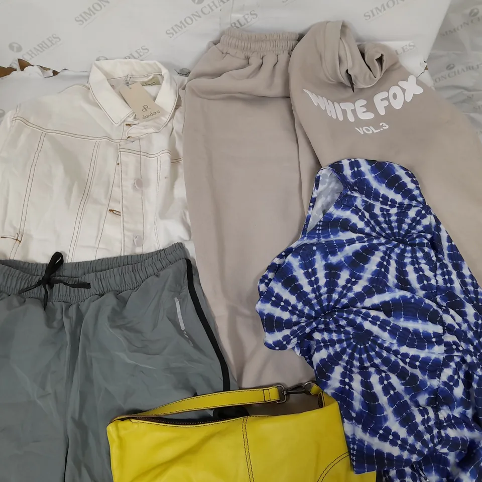 LARGE QUANTITY OF ASSORTED CLOTHING ITEMS TO INCLUDE DANDRA, WHITE FOX AND ASOS