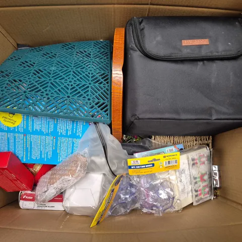 APPROXIMATELY 20 ASSORTED HOUSEHOLD PRODUCTS TO INCLUDE SUCTION HOOKS, SEASONING JAR, NATURE LAB, ETC - COLLECTION ONLY