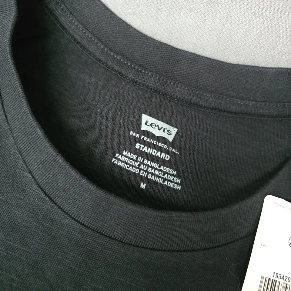 LEVIS THE POCKET TEE IN BLACK - MEDIUM 