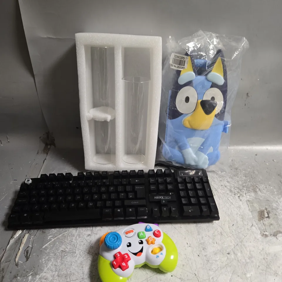 APPROXIMATELY 15 ASSORTED HOUSEHOLD/ELECTRICAL PRODUCTS TO INCLUDE VASE, USB KEYBOARD, CHILDRENS TOYS ETC 