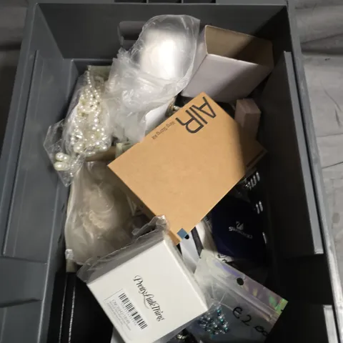 APPROXIMATELY 10 ASSORTED JEWELLERY ITEMS TO INCLUDE - EARRINGS, BRACELETS AND NECKLACES